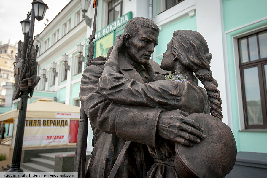 Памятник парень и девушка. Прощание славянки на белорусском вокзале. Мемориал «прощание славянки» на белорусском вокзале.. Памятник на белорусском вокзале в Москве. Скульптура прощание славянки на белорусском вокзале в Москве.